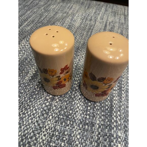 Vintage Hyalyn Autumn Flowers salt, and pepper set - Picture 1 of 2